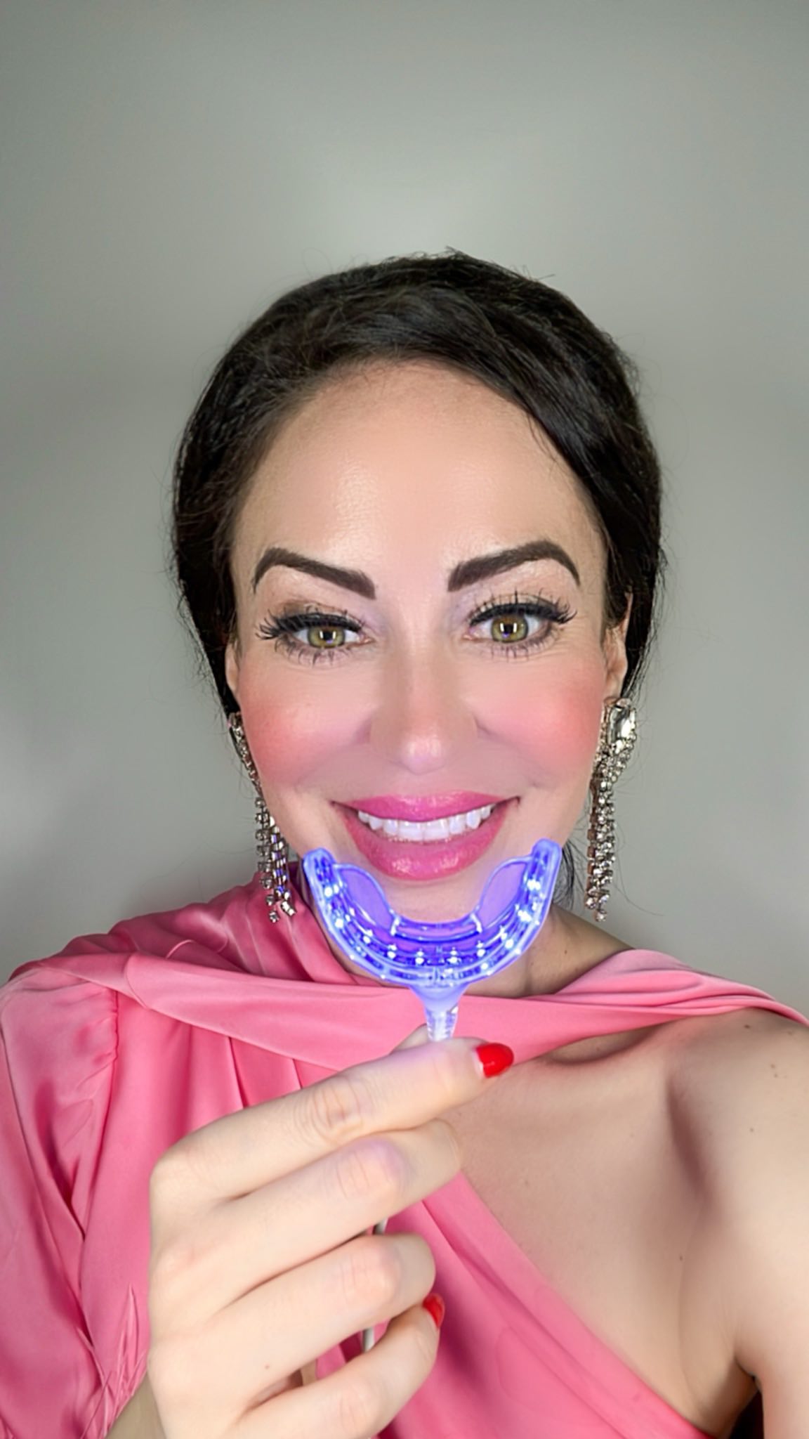 [ad] @gloscience - The only solution to all of your teeth whitening struggles! 🦷 [ad]

Before meeting world renowned dentist & prosthodontist @drjonlevine & his wife @staceyjanelevine May 19th, 2022 at their office on swanky UES office to learn more about Glo & try @gloscience I was truly skeptical. Through the years I have tried EVERY single at-home teeth whitening product on the market from my own dentist’s professional whitening trays to whitening strips from the drug store, whitening toothpaste & more. You name it and I have tried it! 

To my surprise not only was @gloscience begin easy to use but also I finally noticed a MARKED difference after only one use! Dr. Levine told me it is clinically proven to deliver a brighter smile when used 5 days total for a smile 5X brighter. GLO Brilliant is a dentist – invented teeth whitening device that combines patented illuminating heat technology with professionally formulated whitening gel to lift tough teeth stains and brighten smiles without sensitivity. It was NOT messy, nor painful but super easy to use. The mouthpiece uses patented light and heat technology to amplify whitening results, with a built-in timer, so you always get a perfect application. I actually stopped using it after only 3 days because I was already beyond pleased with the results! I seriously cannot believe it took me this long discover GLO! 

I actually had no idea what a big deal this family  was. Just about every celebrity under the book comes to Dr. Levine. Not only were they kind, genuine and extremely professional but with all of their success they have made sure to give back! It is FDA registered and is proud to donate 10% of all profits to the @glogoodfoundation to provide free dental care to those in need. 

Do yourself a favor and order yours today from retailers like Sephora, Bloomingdales & more to enjoy whiter teeth in just 5 days! 
#gloscience #teethwhitening #dentist #teethcleaning [ad]
